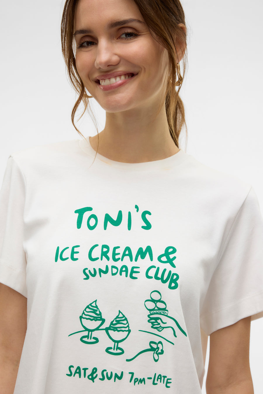 T-shirt blanc à manches courtes de VERO MODA, avec imprimé graphique « Ice Cream & Sundae Club ».
