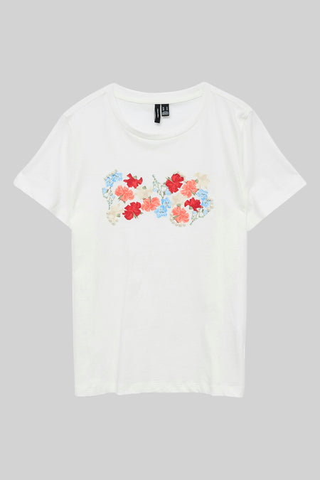 Wit T-shirt met korte mouwen van Vero Moda, versierd met geborduurde bloemen en decoratieve kralen.