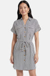 Robe chemise rayée noir et blanc de VERO MODA à manches courtes, boutonnée avec ceinture à nouer.