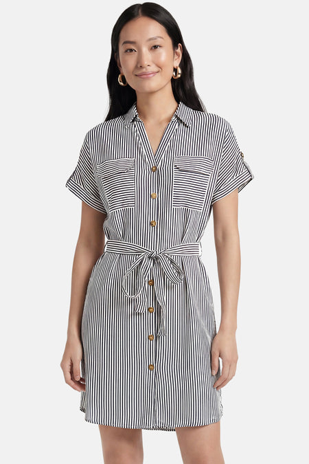 Robe chemise rayée noir et blanc de VERO MODA à manches courtes, boutonnée avec ceinture à nouer.