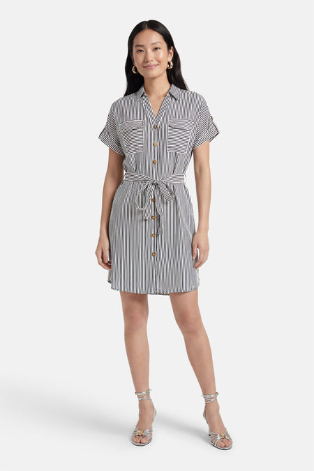 Robe à rayures verticales noires et blanches de VERO MODA®, boutonnée sur le devant, avec ceinture à nouer et poches.