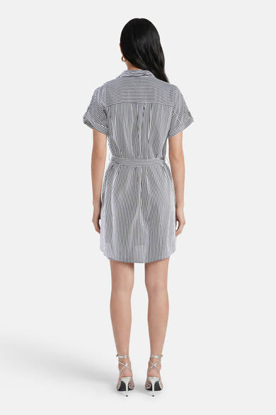 Robe chemise rayée noire et blanche de VERO MODA, vue de dos, ceinturée à la taille, avec manches courtes.