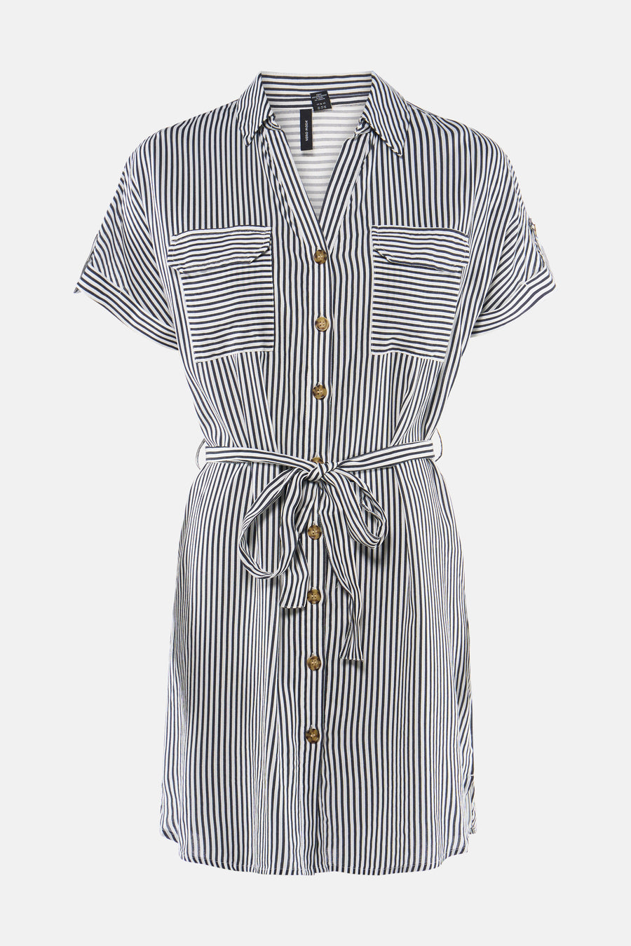 Robe chemise rayée bleu marine et blanc de VERO MODA avec ceinture à nouer, boutons et poches poitrine.