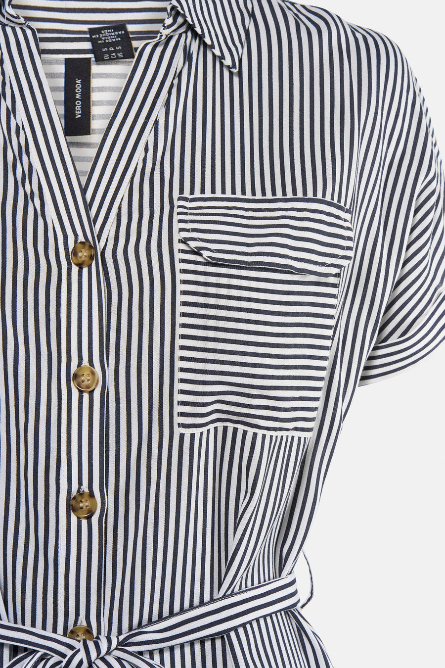 Robe rayée noire et blanche de VERO MODA avec col, boutons marron, poche poitrine à rayures horizontales et ceinture nouée.
