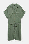 Robe kaki à manches courtes de VERO MODA, avec ceinture nouée et poches à rabat.