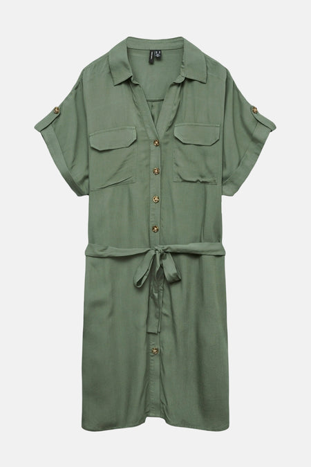 Robe kaki à manches courtes de VERO MODA, avec ceinture nouée et poches à rabat.