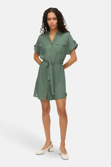 Robe kaki à manches courtes de VERO MODA, avec ceinture nouée et poches poitrine plaquées.