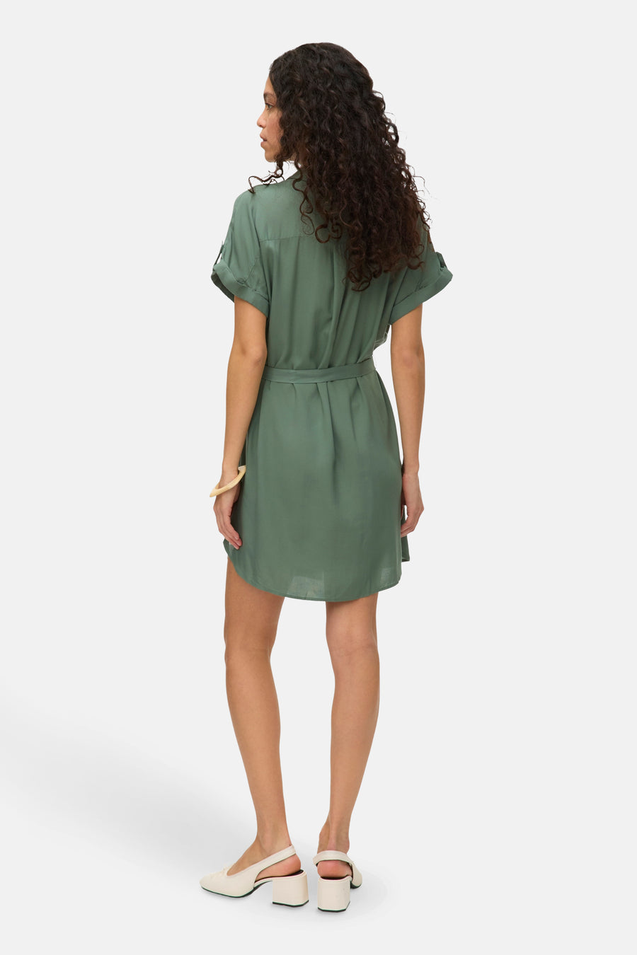 Robe kaki à manches courtes de VERO MODA, avec ceinture assortie et détails plissés au dos.