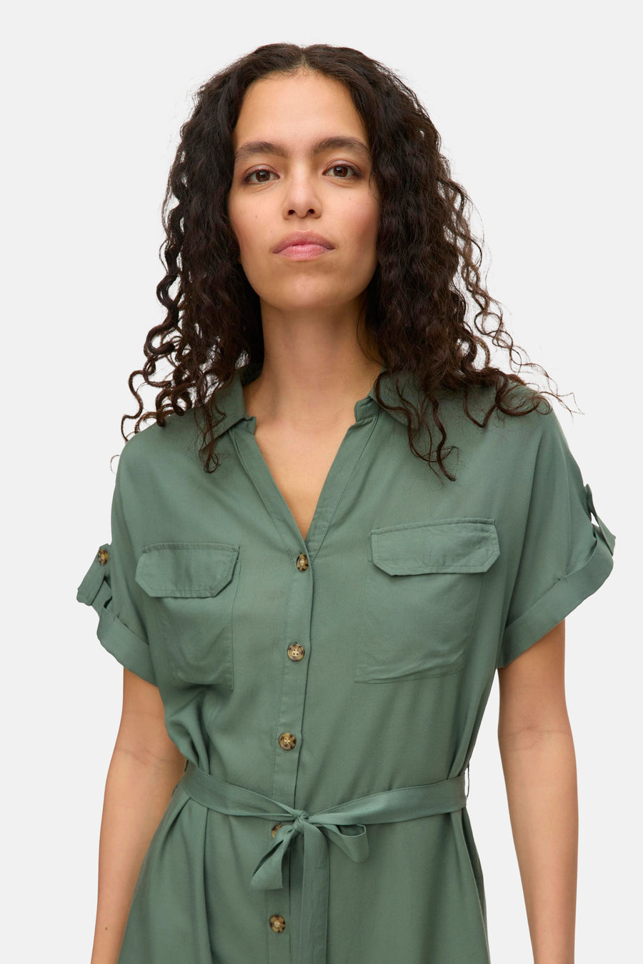 Robe kaki à manches courtes de VERO MODA, avec ceinture assortie et poches plaquées.