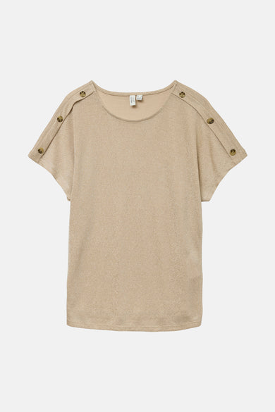 T-shirt beige à manches courtes par VERO MODA, orné de boutons décoratifs aux épaules, sur fond uni.
