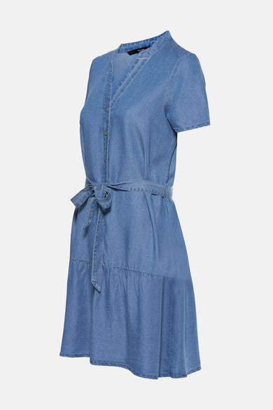 Robe courte en denim bleu moyen de VERO MODA, col V boutonné, manches courtes, ceinture à nouer et jupe étagée.