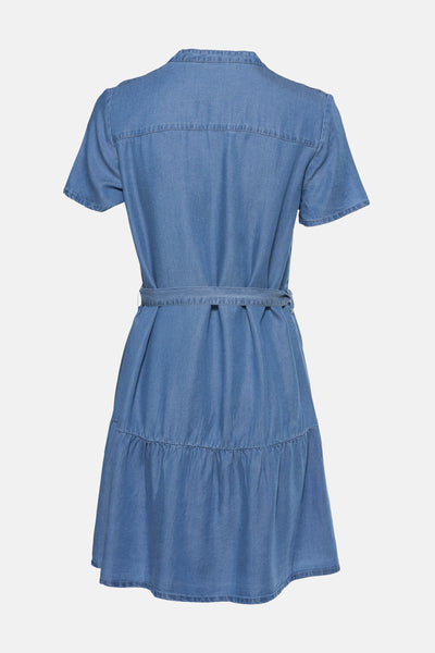 Robe courte en denim bleu clair de VERO MODA® vue de dos, avec col, manches courtes, ceinture et jupe à volants.