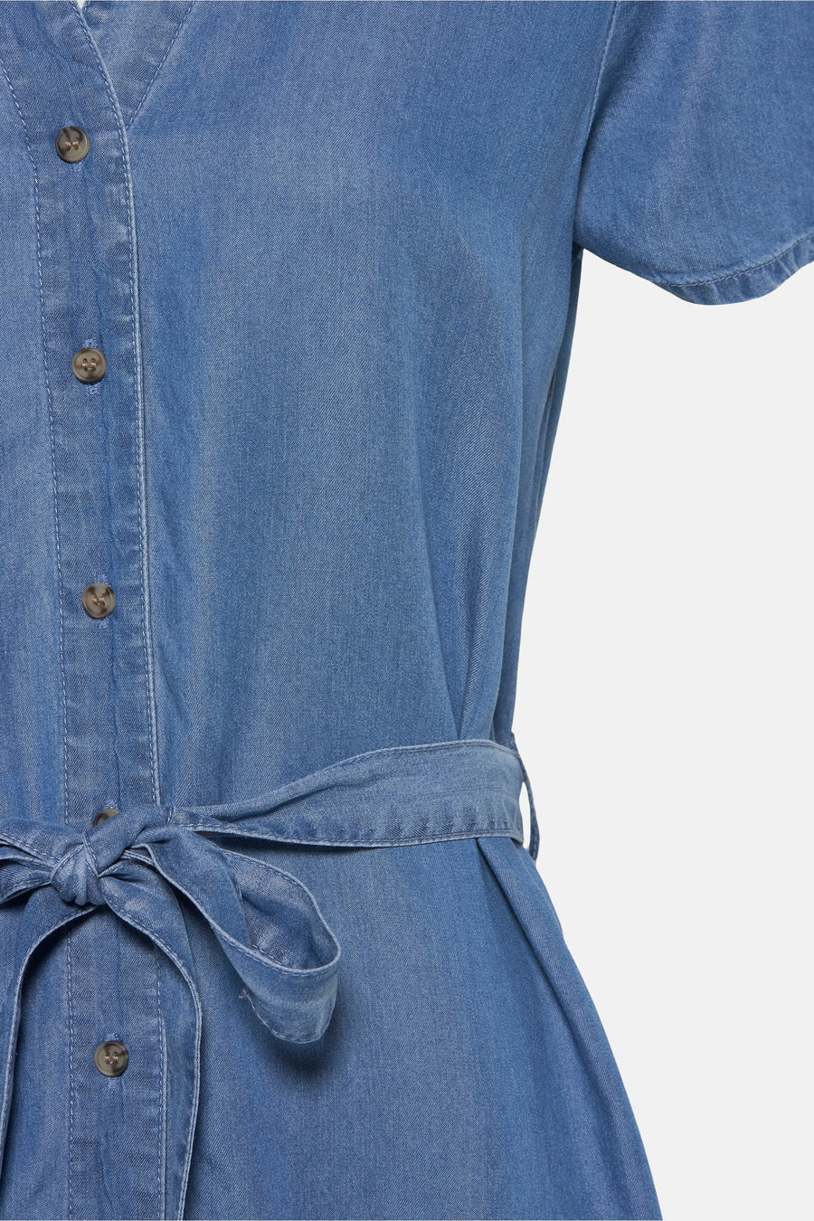 Korte jurk van middinblauw denim van VERO MODA, met knopen, korte mouwen en een strikceintuur.