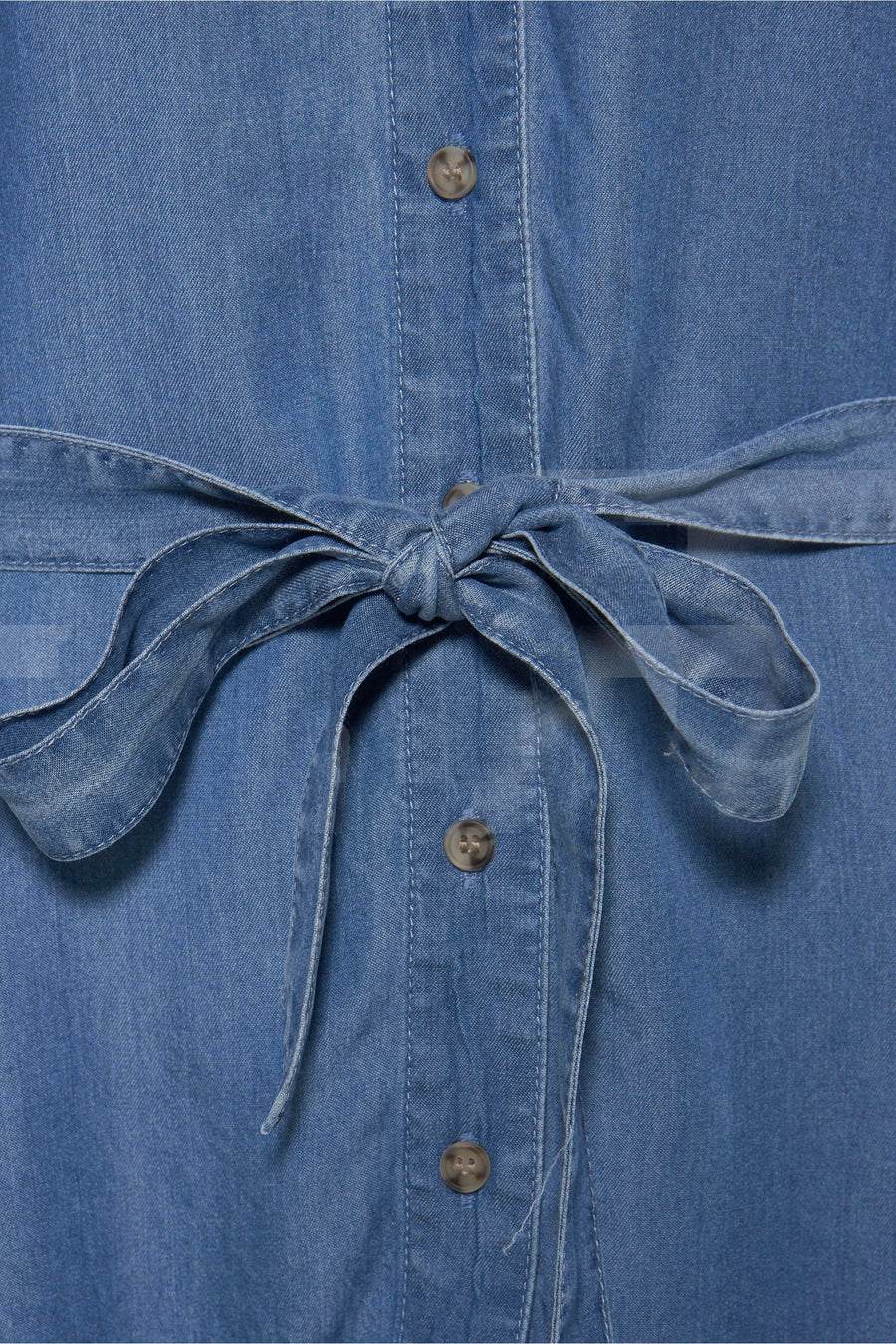 Korte jurk van middieblauw denim van VERO MODA® met knoopsluiting en strikceintuur.