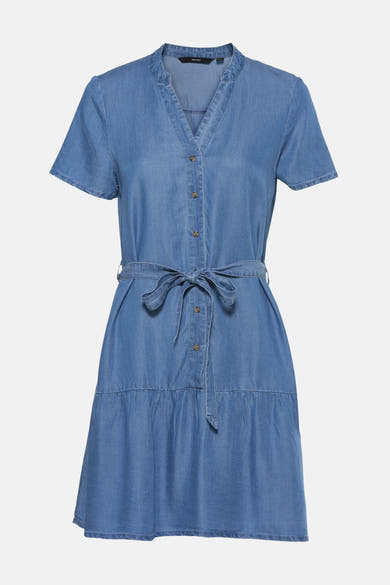 Korte jurk van middelblauw denim van VERO MODA® met V-hals, knoopsluiting, korte mouwen, strikceintuur en een rok met ruches.