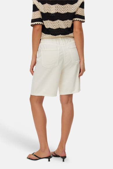 Short écru de VERO MODA, coupe bermuda décontractée, poches arrière et taille élastiquée.