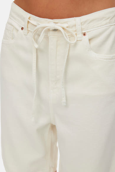 Short écru de VERO MODA avec une taille à cordon, une poche et des détails de couture.