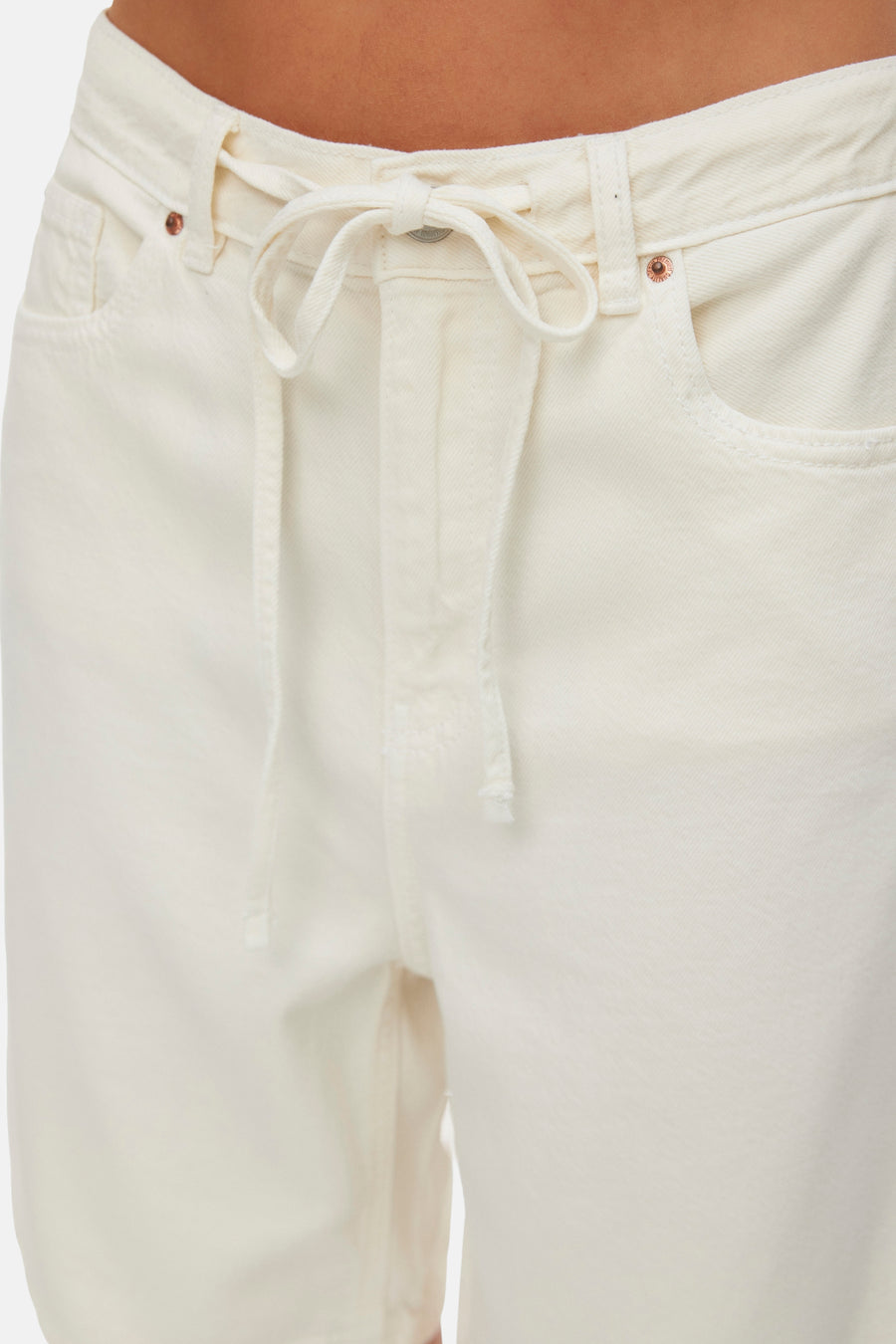 Short écru de VERO MODA avec une taille à cordon, une poche et des détails de couture.