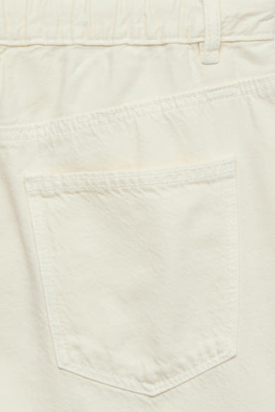Short écru de VERO MODA, avec poche arrière, taille élastique et passants de ceinture.