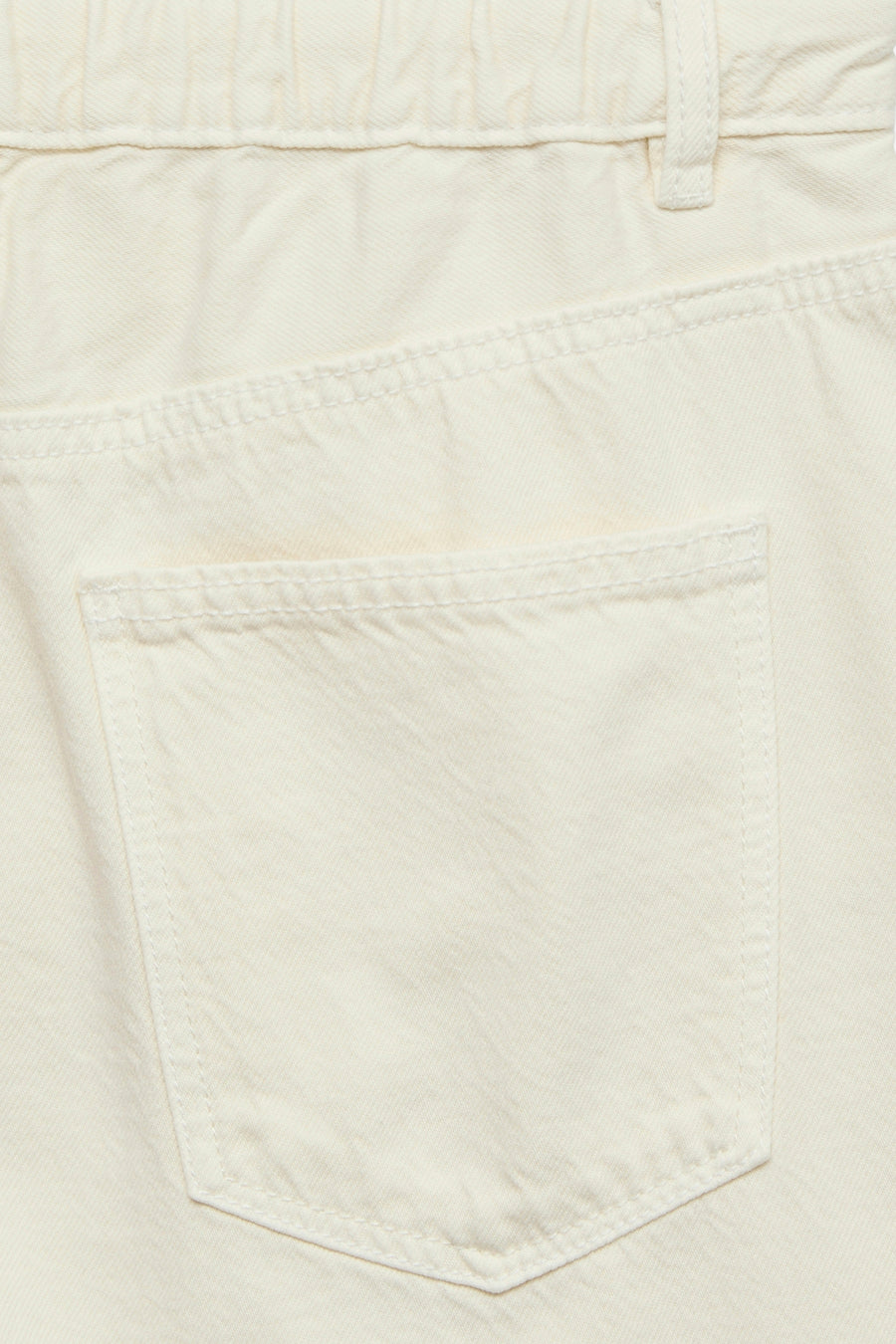 Short écru de VERO MODA, avec poche arrière, taille élastique et passants de ceinture.
