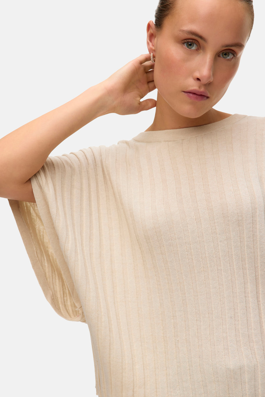 Pull beige en maille côtelée de Vero Moda, avec manches courtes amples et coupe décontractée.