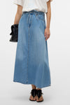 Middelblauwe lange spijkerrok van VERO MODA®, met strikceintuur en wit T-shirt met print.