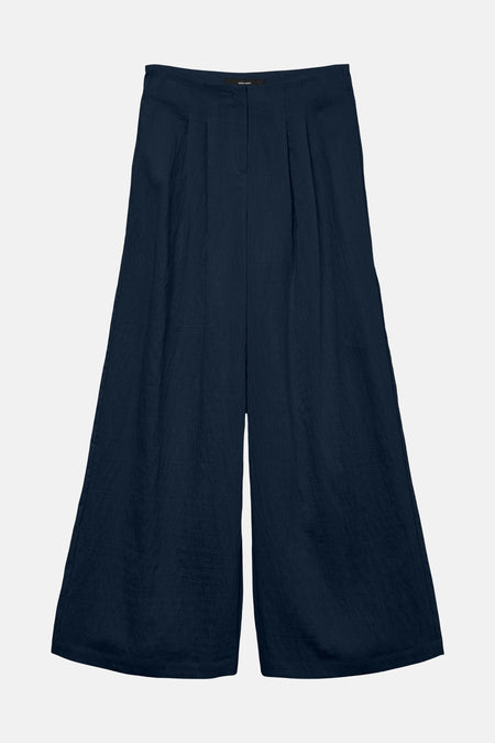 Wijde blauwe broek van VERO MODA, met een licht gekreukte textuur en gestructureerde plooien bij de taille.