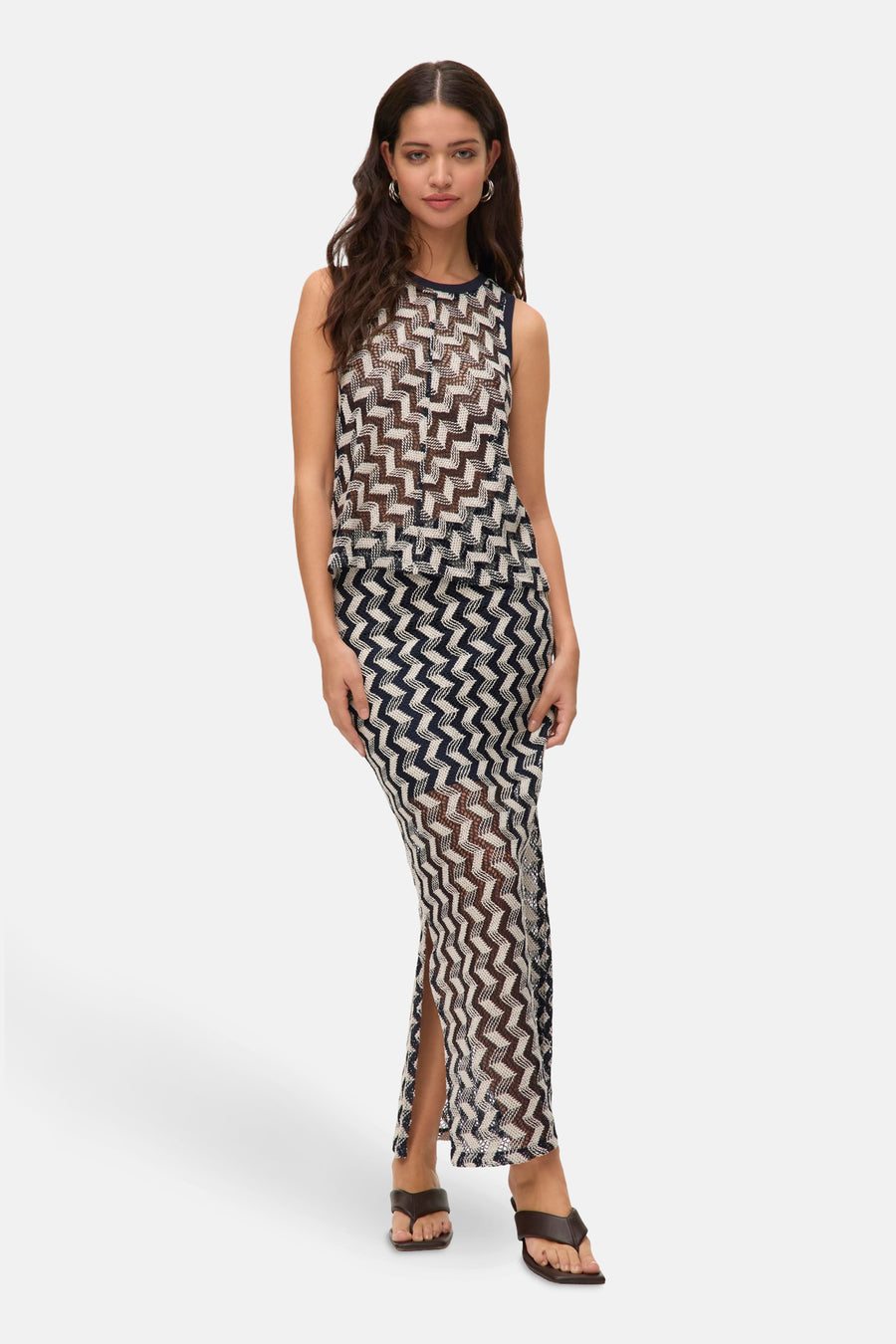 Chemisier bleu sans manches de VERO MODA®, à motif géométrique zigzag sur fond chair.