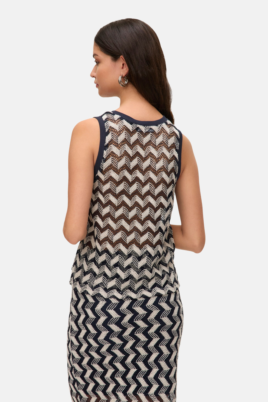 Blouse bleue sans manches de VERO MODA® avec motif à chevrons contrastés, vue de dos.