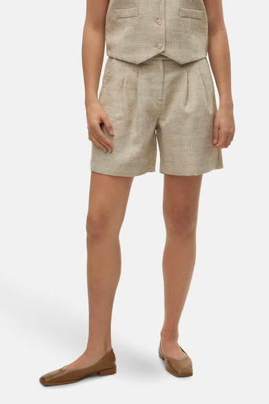 Short beige de VERO MODA, porté avec un veston assorti et des chaussures plates marron.