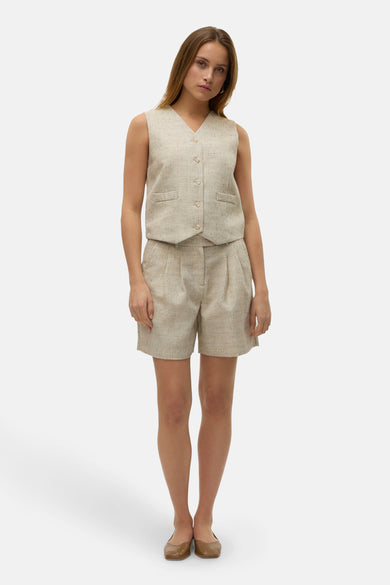 Short beige de VERO MODA, porté avec un gilet assorti et des chaussures plates marron.