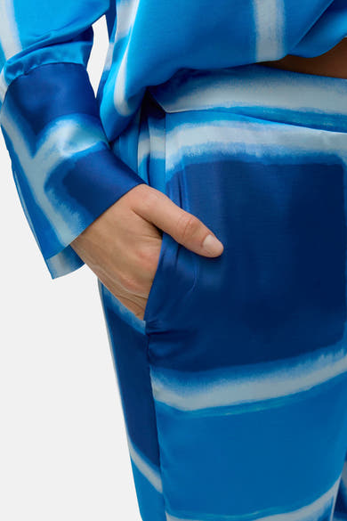 Blauwe broek van VERO MODA met horizontale strepen en hand in de zak.
