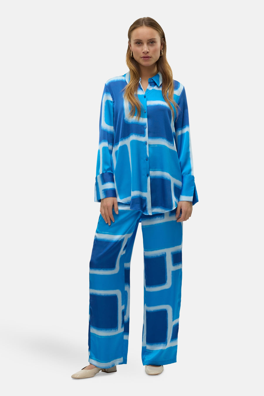 Blauw overhemd met lange mouwen en print van VERO MODA, met wit en blauw geometrisch patroon, gedragen met een bijpassende broek.