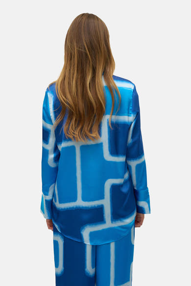 Blauwe blouse met lange mouwen van VERO MODA®, bedrukt met wit geometrisch patroon.