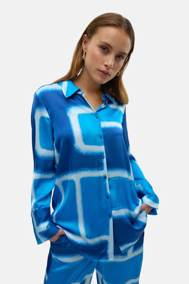 Blauw overhemd met lange mouwen van VERO MODA, met een abstract patroon en knopen aan de voorkant.