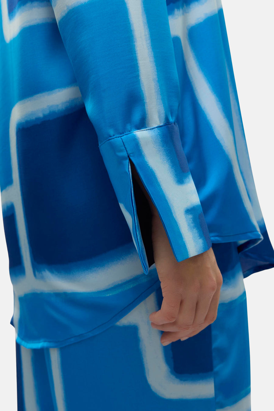 Blauw overhemd met lange mouwen van VERO MODA® met grafische print en manchetopening.