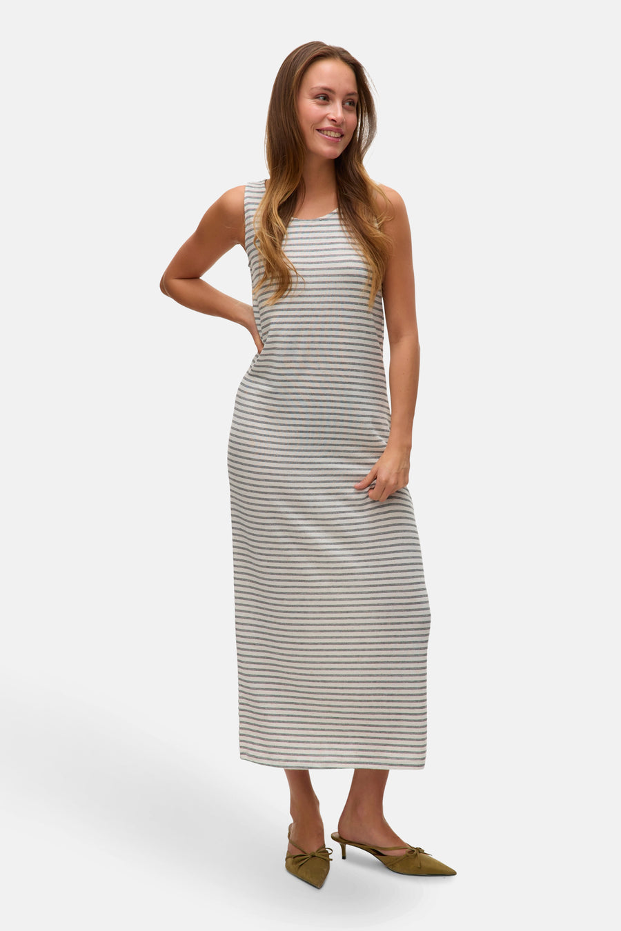 Robe longue rayée beige, de Vero Moda, portée avec des chaussures à talons vert olive.