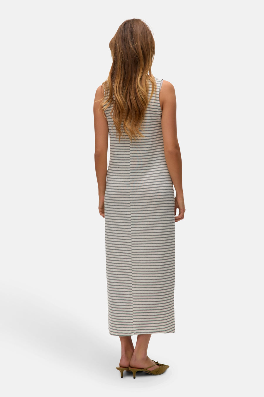 Robe longue beige à rayures fines de VERO MODA, vue de dos, portée avec des mules vertes pointues.