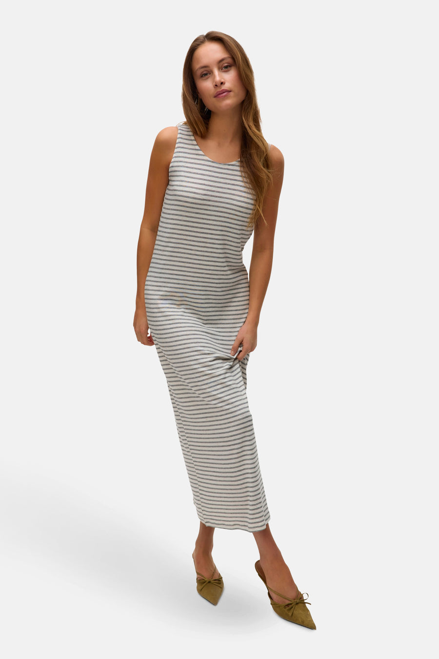Robe beige rayée de VERO MODA, longueur maxi, portée avec des mules pointues vert olive à nœuds.
