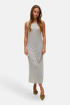 Robe longue beige rayée by VERO MODA®, portée par un mannequin avec des escarpins verts.