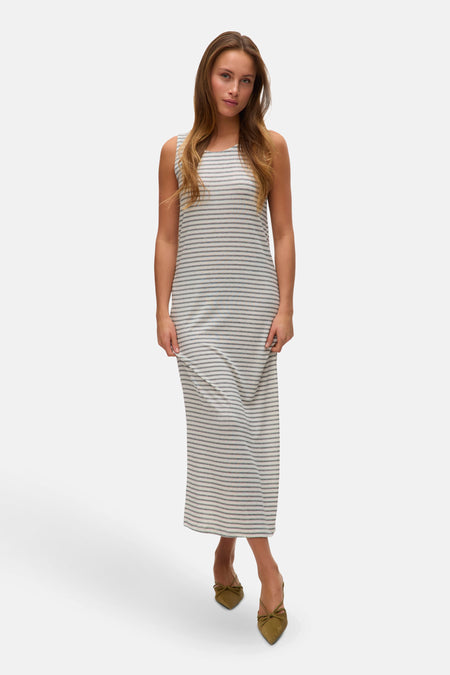 Beige gestreepte lange jurk van VERO MODA®, gedragen door een model met groene pumps.
