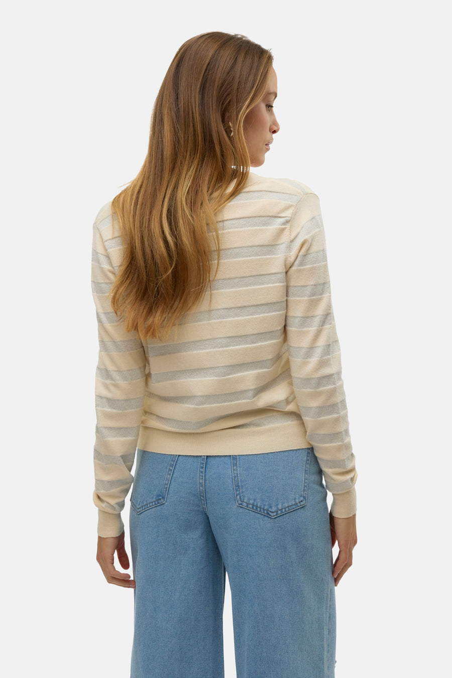 Cardigan beige rayé by VERO MODA, vu de dos, porté avec un jean large bleu.
