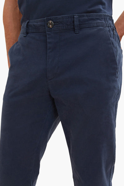 Blauwe chino van Tom Tailor, met knoopsluiting en riemlussen.