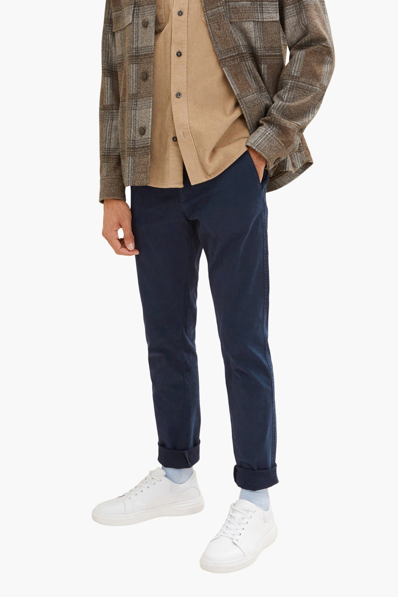 Tom Tailor blauwe chino broek, klassieke rechte pasvorm, op een witte achtergrond.
