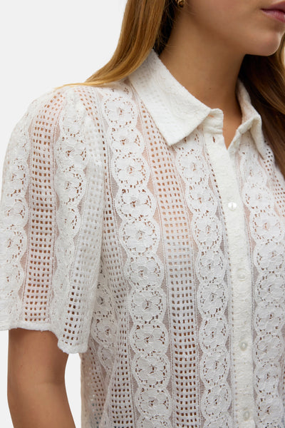 Wit kanten blouse van VERO MODA, met korte mouwen en een zichtbare knoopsluiting.