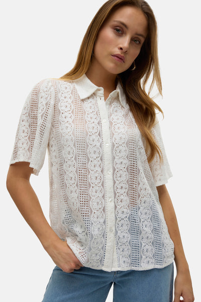 Wit kanten blouse van VERO MODA, gedragen met een lichtblauwe jeans