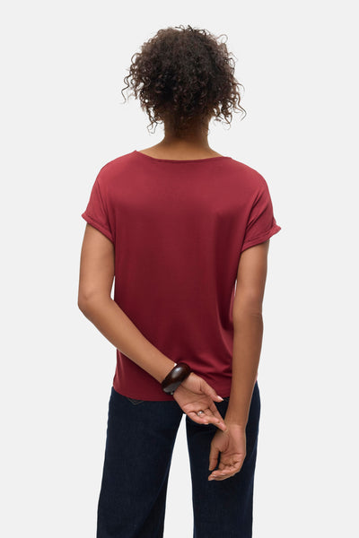 T-shirt rouge à manches courtes de Vero Moda, porté avec un jean bleu, vue de dos.