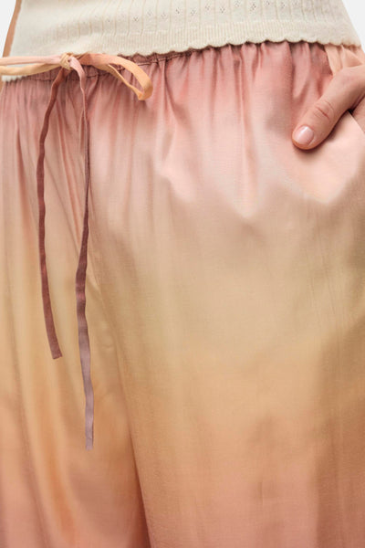 Multikleurige broek van VERO MODA met trekkoord, roze en oranje kleurverloop.