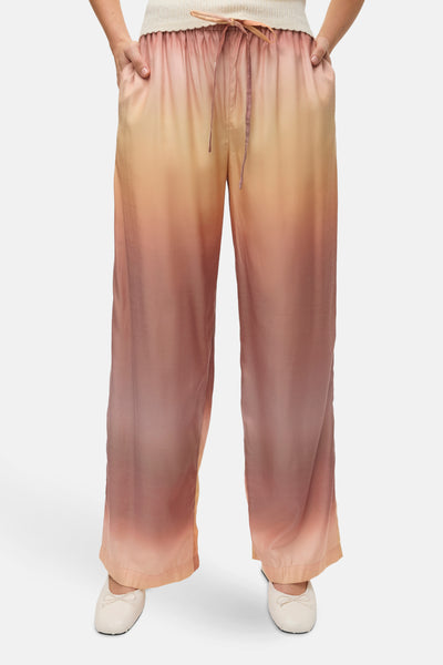 Multikleurige verloopbroek van Vero Moda, met elastische tailleband met trekkoord en beige platte schoenen.
