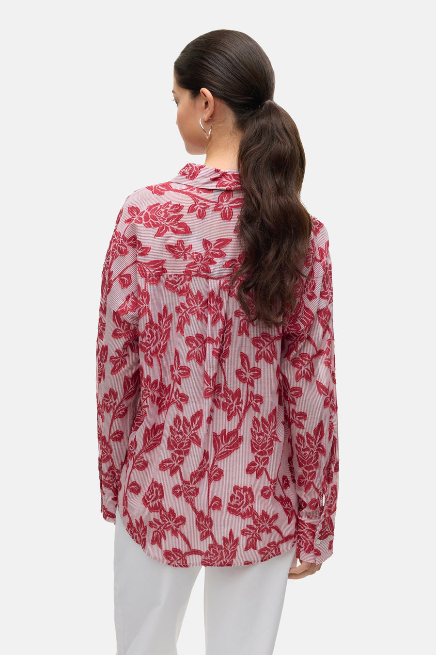 Rood gestreept bloemenpatroon blouse met lange mouwen van Vero Moda, van achteren gezien, gedragen met een witte broek.